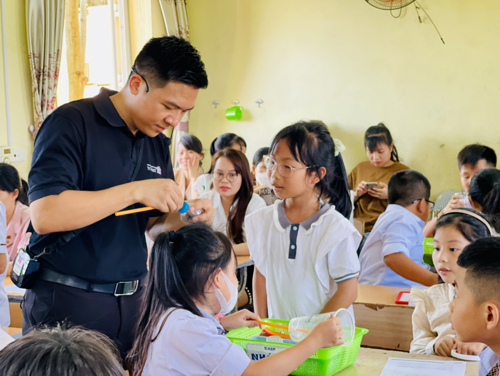 Một buổi đào tạo cho học sinh về STEM Trí Việt.